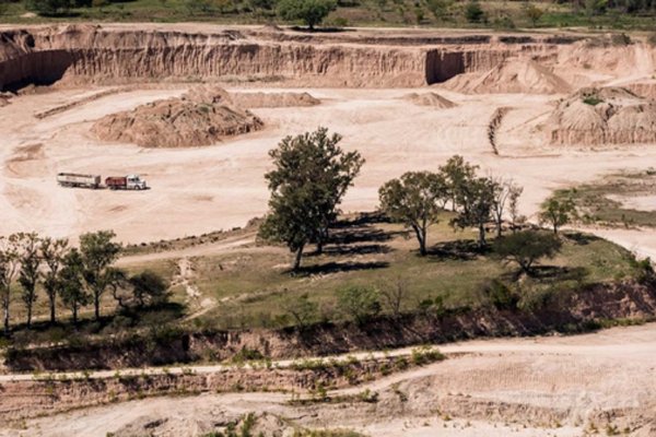 Se inició un amparo ambiental por la extracción de arenas silíceas del Río Paraná