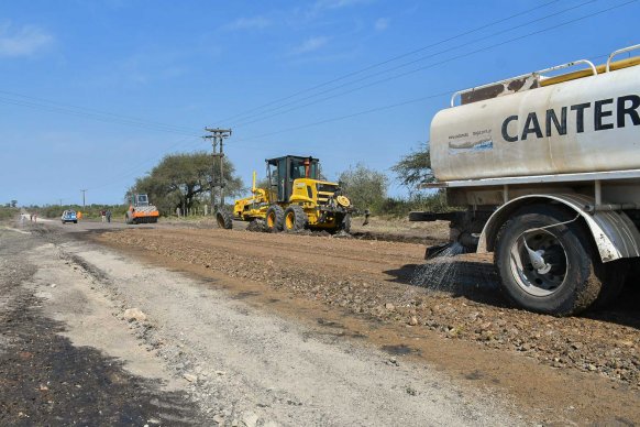 Realizan el mantenimiento de la ruta provincial Nº 20 en el departamento Villaguay