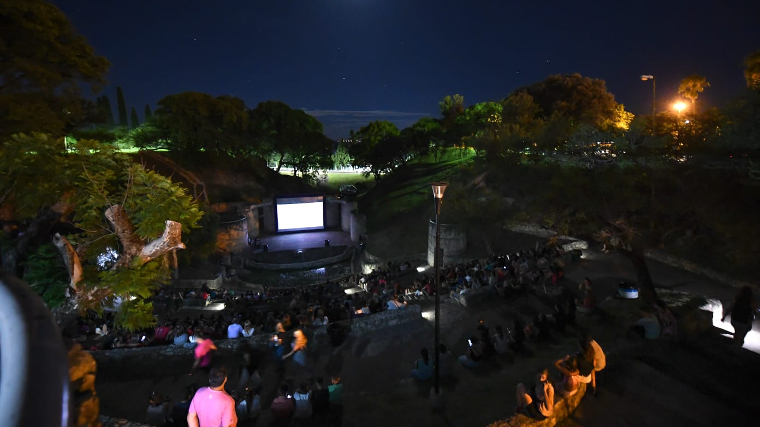 Vecinos y turistas disfrutaron del cine en un Anfiteatro colmado